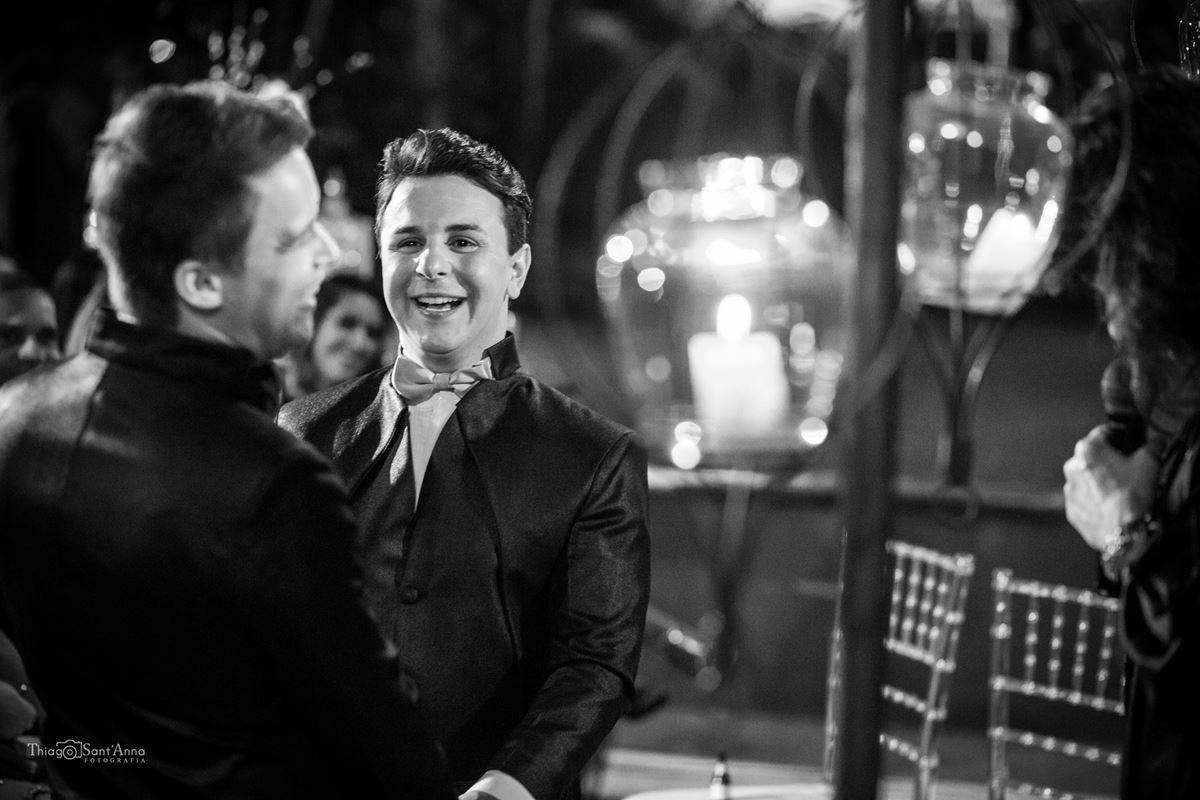 noivos sorrindo no altar preto e branco