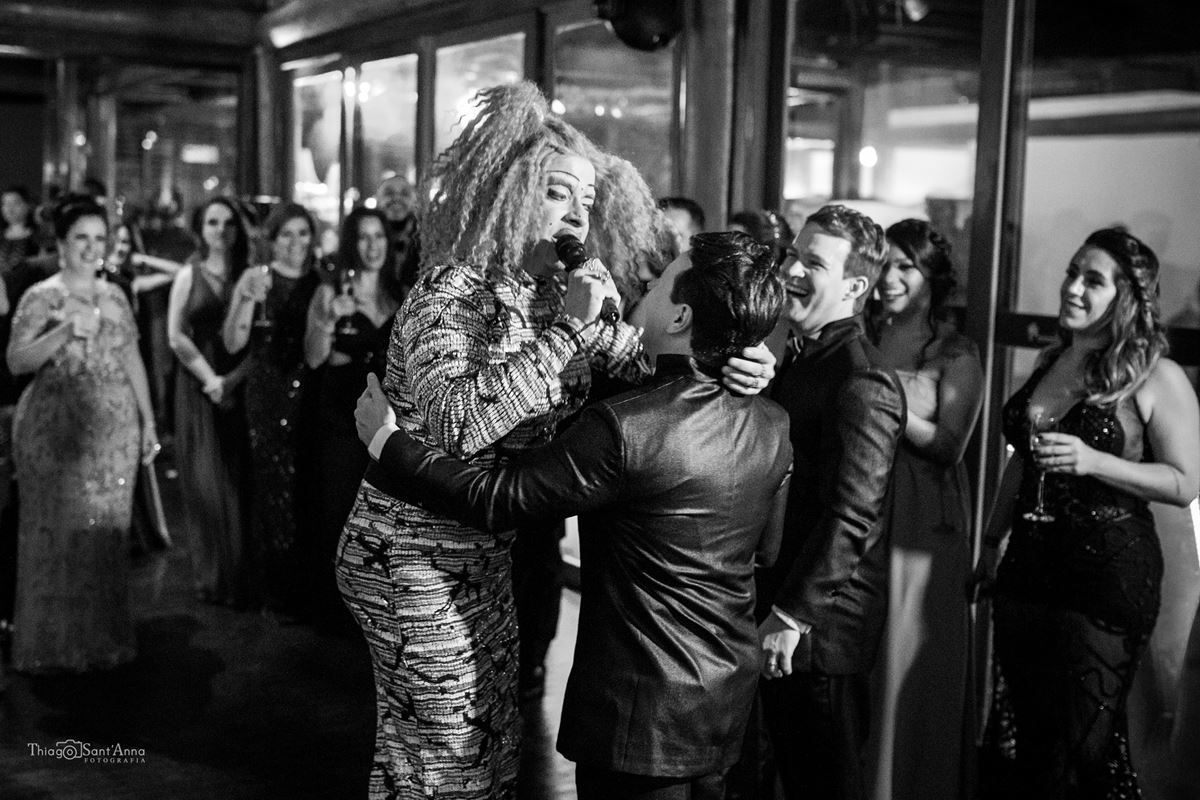 noivos abraçam drag queen que anima a festa