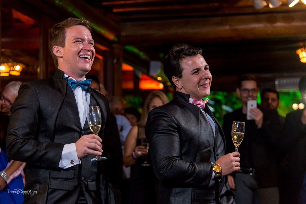 noivos sorrindo bebem champanhe festa casamento