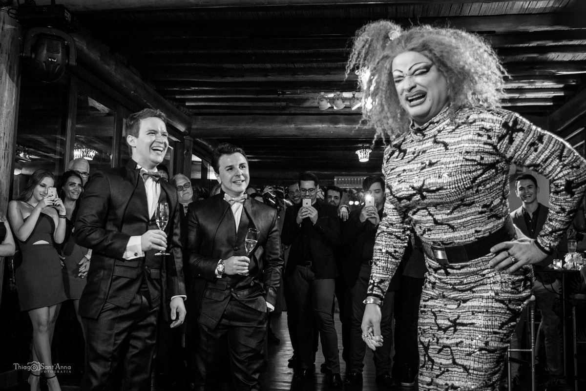 drag queen anima festa convidados observam preto e branco