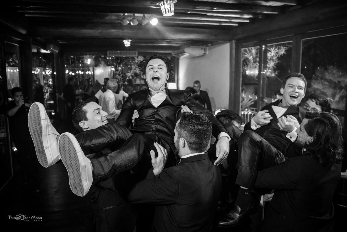 padrinhos levantam noivos