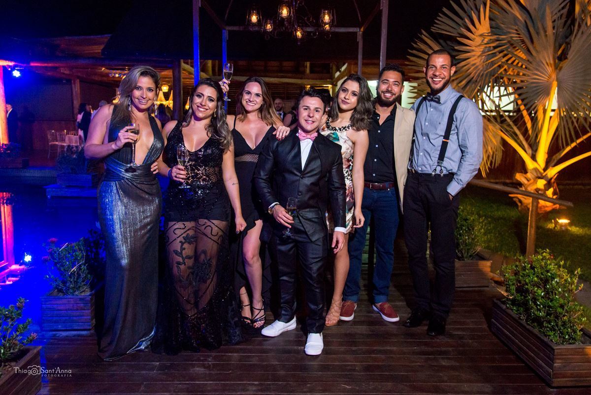 noivo posa com convidados