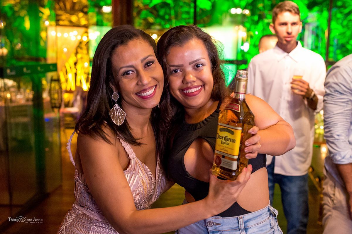 convidadas posam com garrafa festa