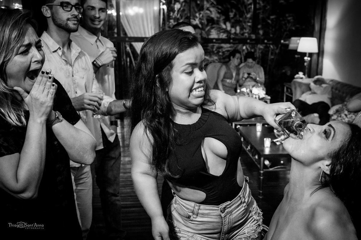 convidada derrama bebida na boca de madrinha
