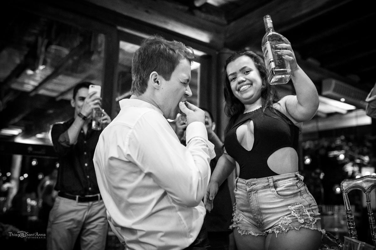 convidada derrama bebida na boca do noivo preto e branco