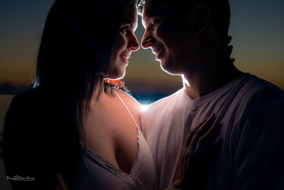 casal se olhando no contra luz ao anoitecer
