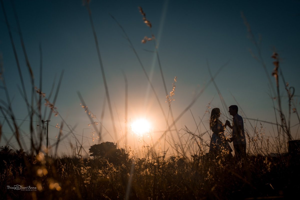 casal viso do chão no contra luz do sol ao anoitecer