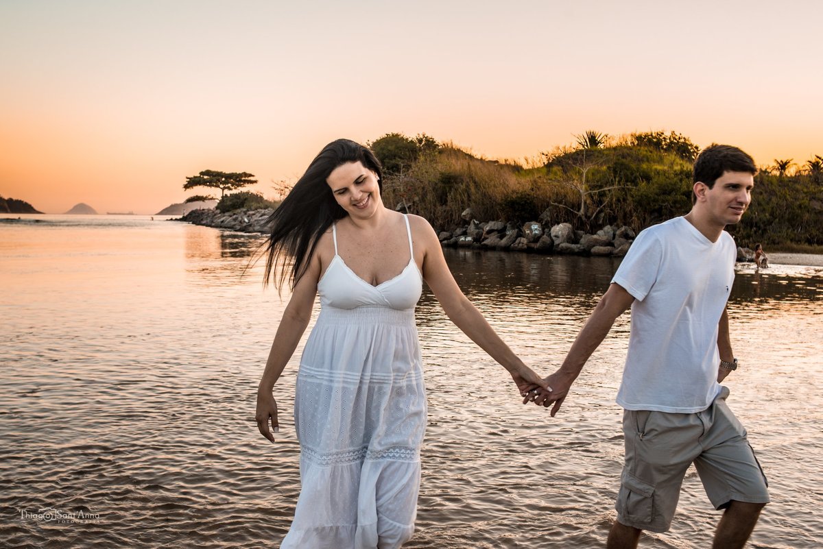 casal de mãos dadas em lagoa