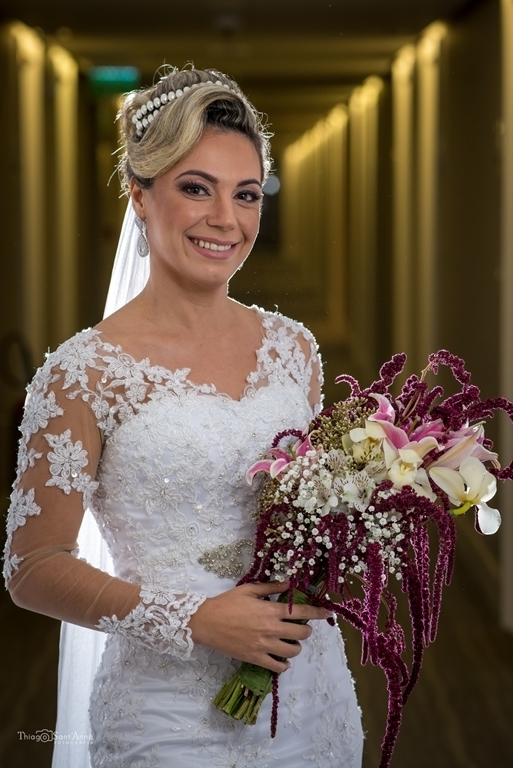 foto de noiva posada clássica com seu buquê