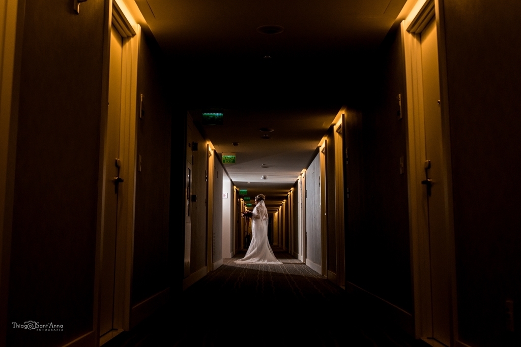 noiva no fim do corredor do hotel