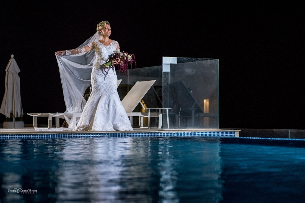 noiva sorrindo na piscina do hotel a noite