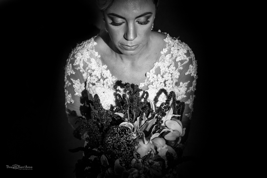noiva e seu buquê em preto e branco