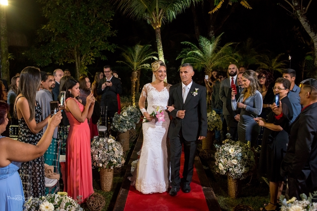 noiva entrando com o pai em casamento
