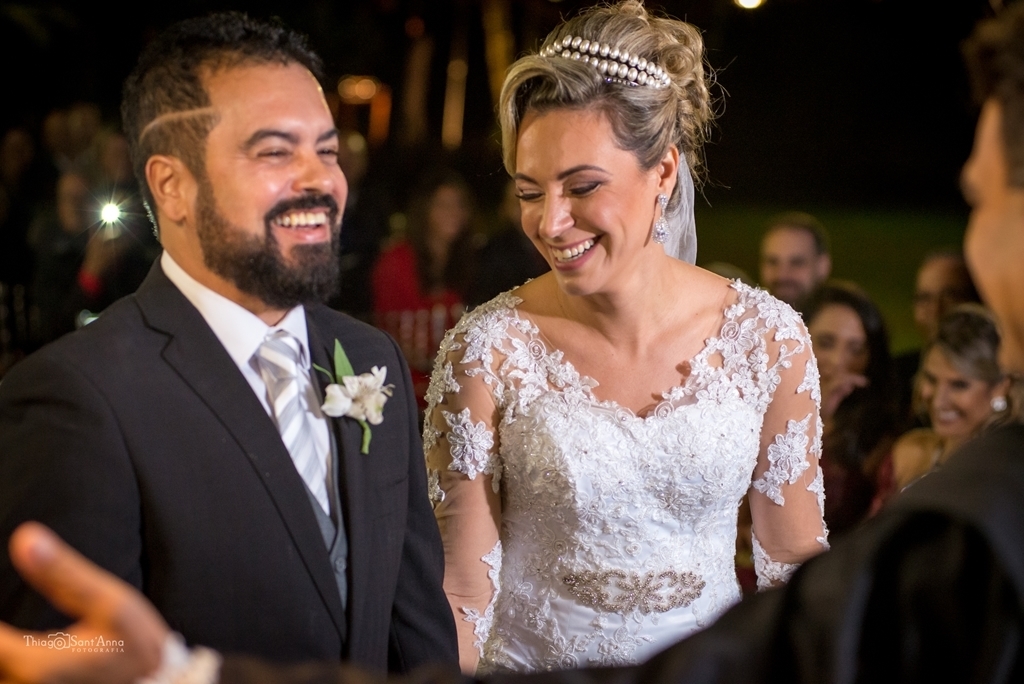 Momento descontraído dos noivos em cerimônia de casamento 