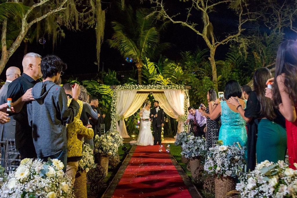 Cerimônia de casamento noturna ao ar livre no espaço paradisus