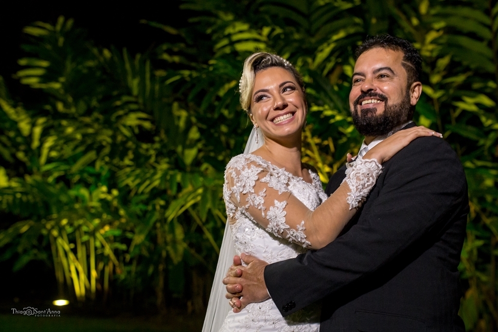 Noiva loira com vestido de manga comprida