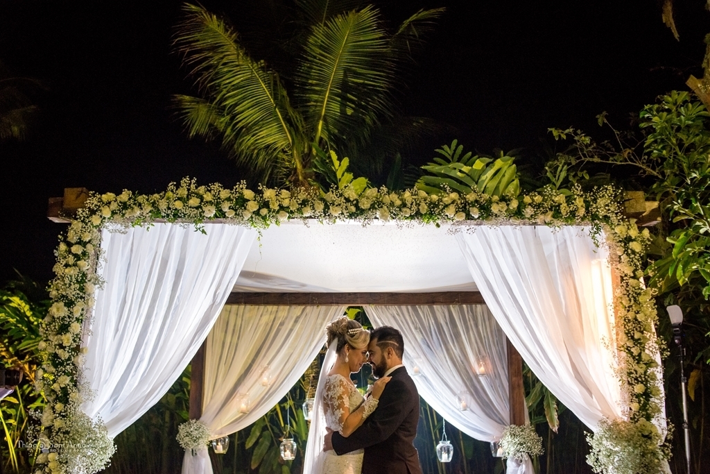 Gazebo florido com cortina de voal branca para casamento rústico a noite ao ar livre 
