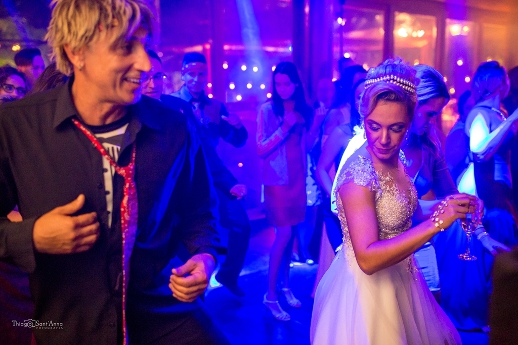 Tio peter pan ao lado da noiva animando a pista de dança de um casamento