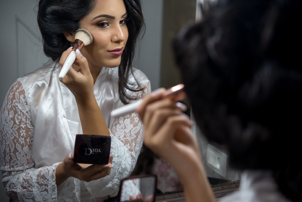 Noiva passando blush