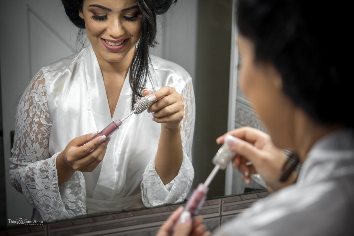 Noiva na frente do espelho