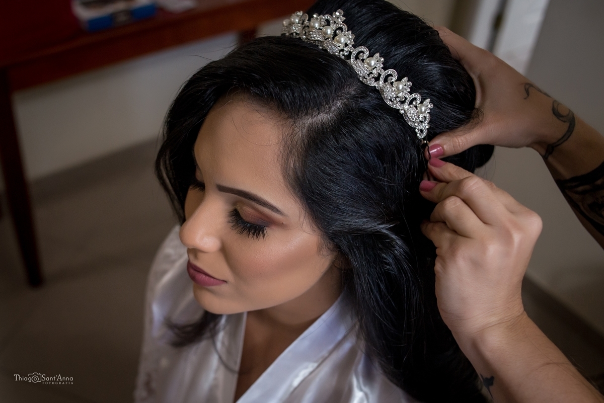Finalizando penteado da noiva