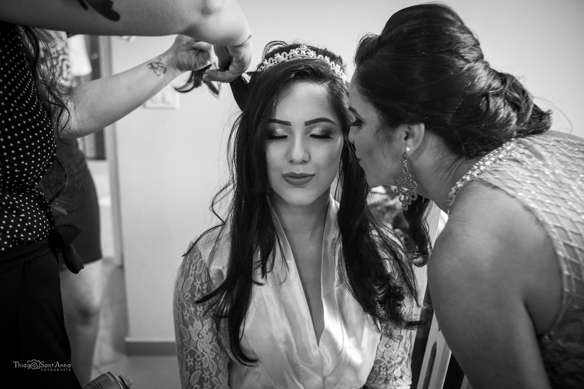 Noiva recebendo um beijo da mãe