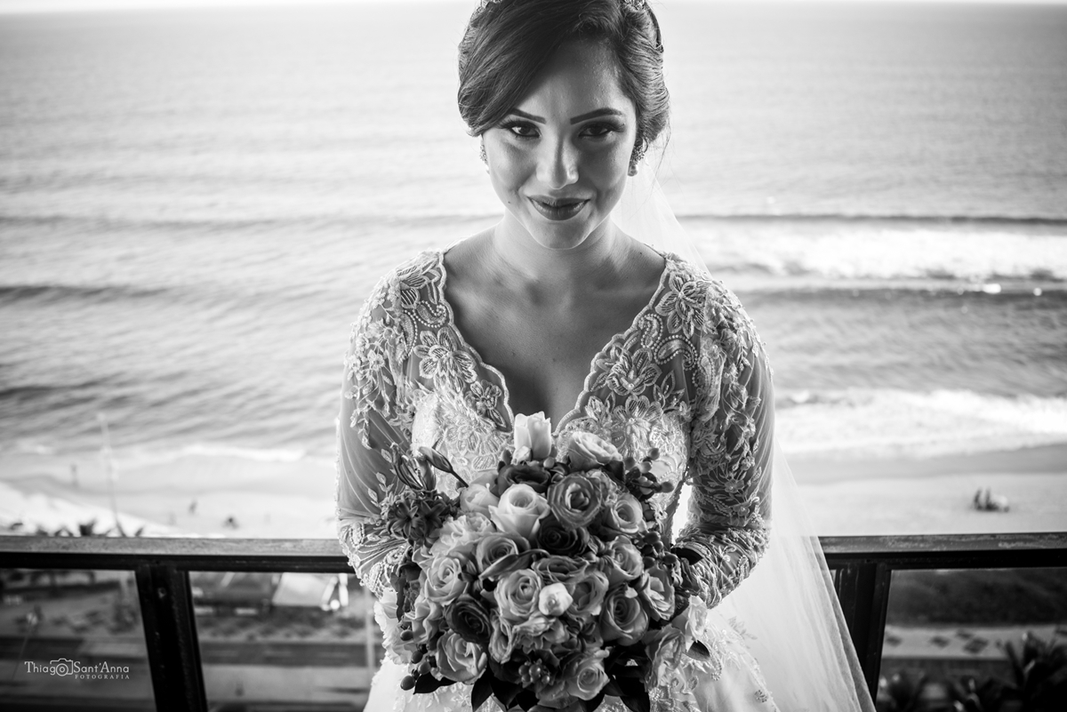 Fotografia da noiva e seu buquê e preto e branco