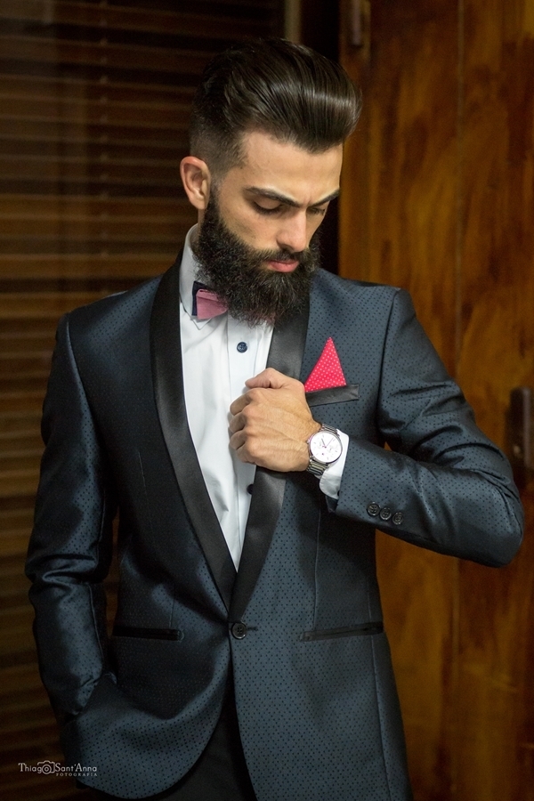 Traje do noivo com lenço vermelho no bolso