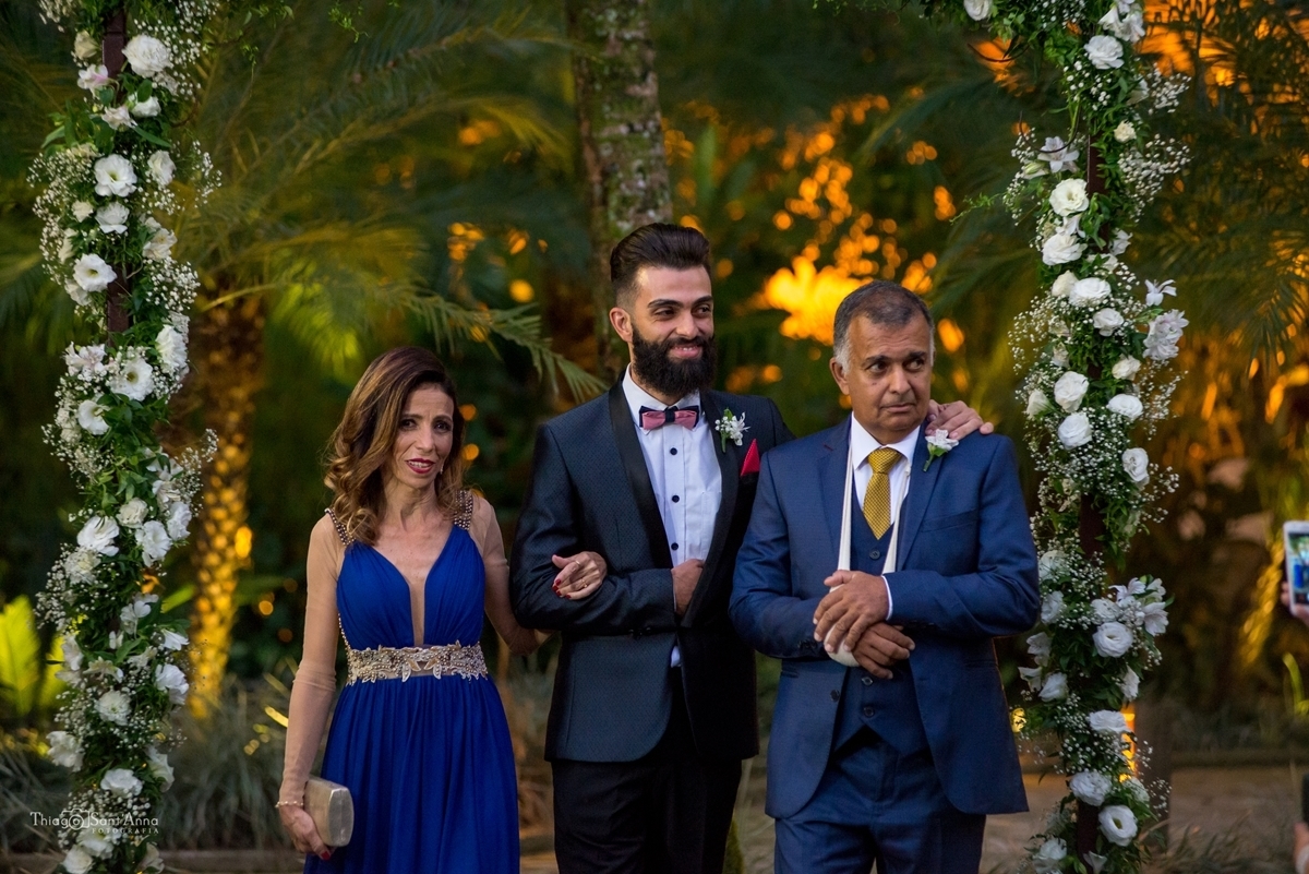 Entrada do noivo com os pais