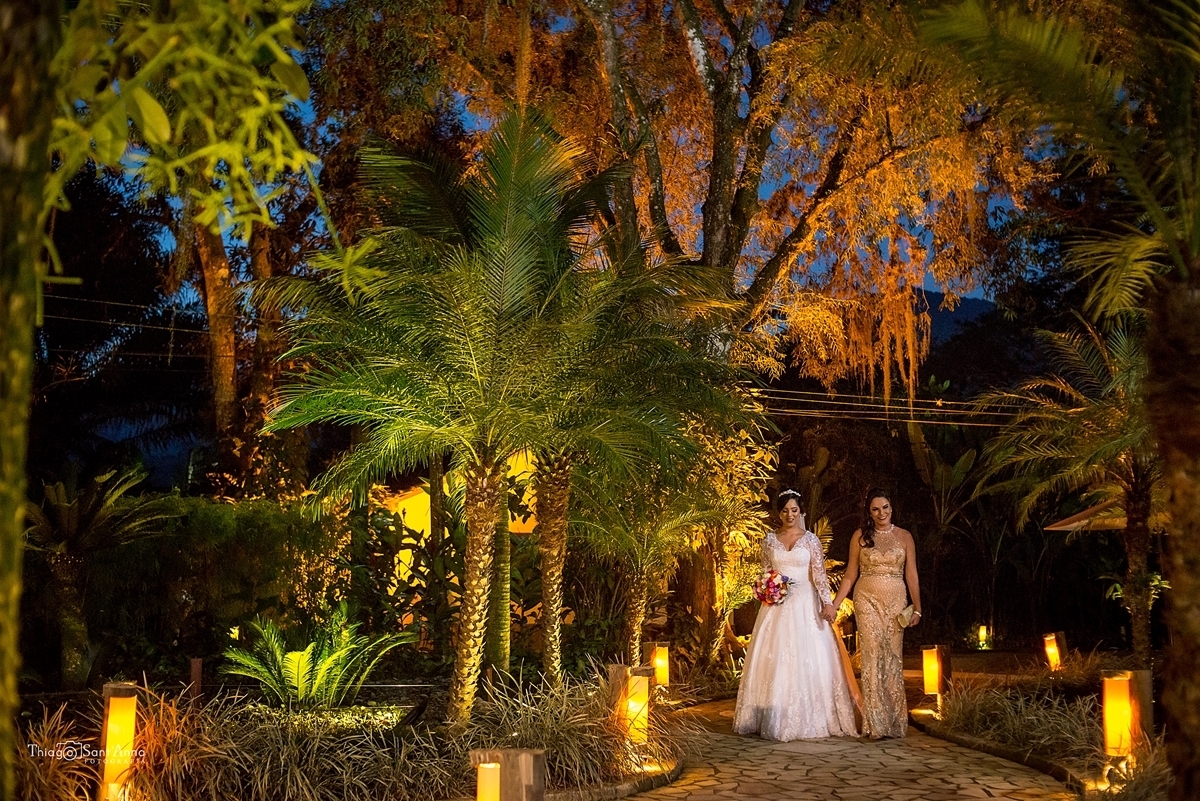 Entrada  da noiva com a mãe no espaço Paradisus