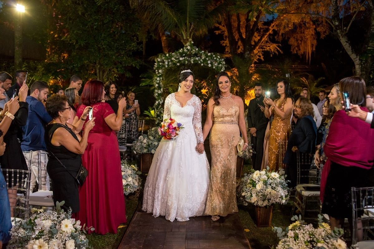 Noiva entra com a mãe
