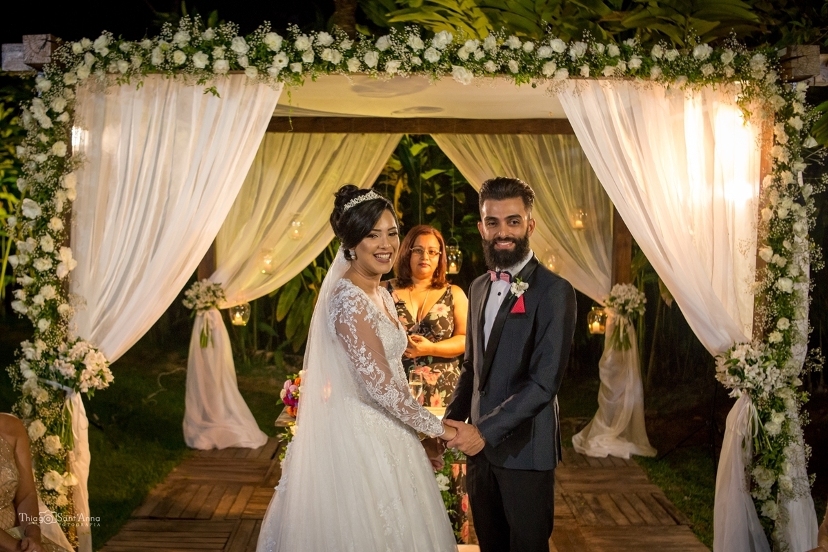 Noivos na cerimônia em gazebo rústico  florido