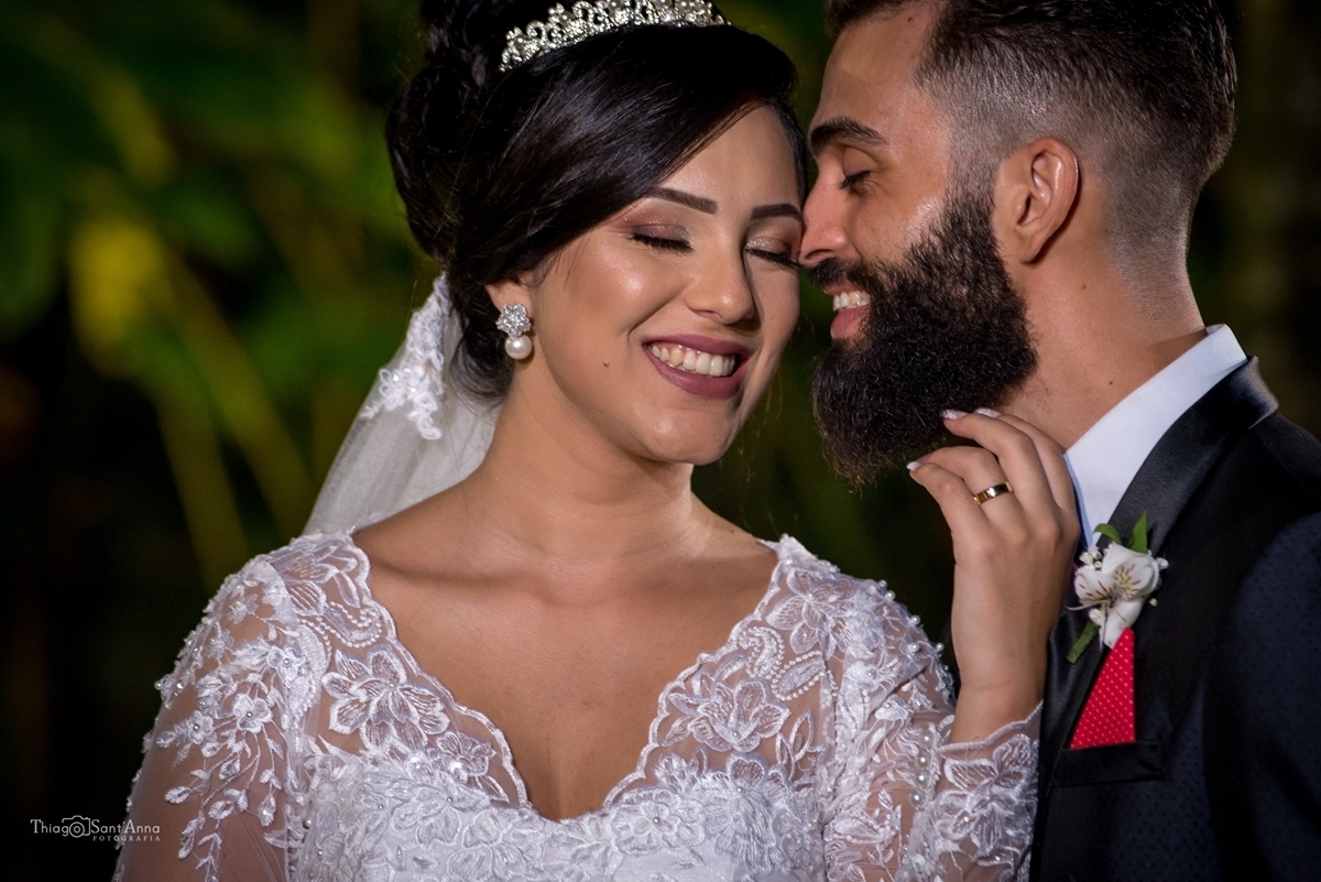 Fotografia de casal de noivos em momento de carinho