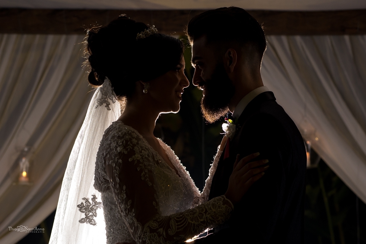 Fotografia dos noivos no contra luz