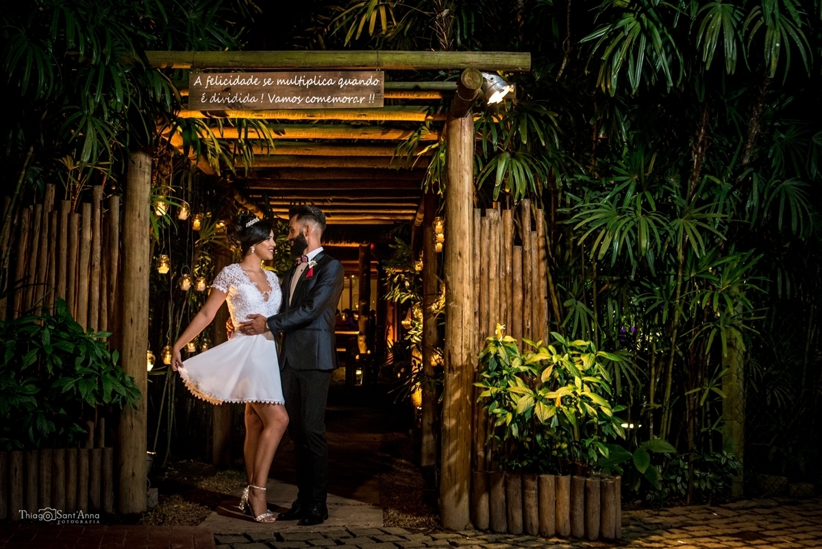 Noiva com vestido curto para a festa