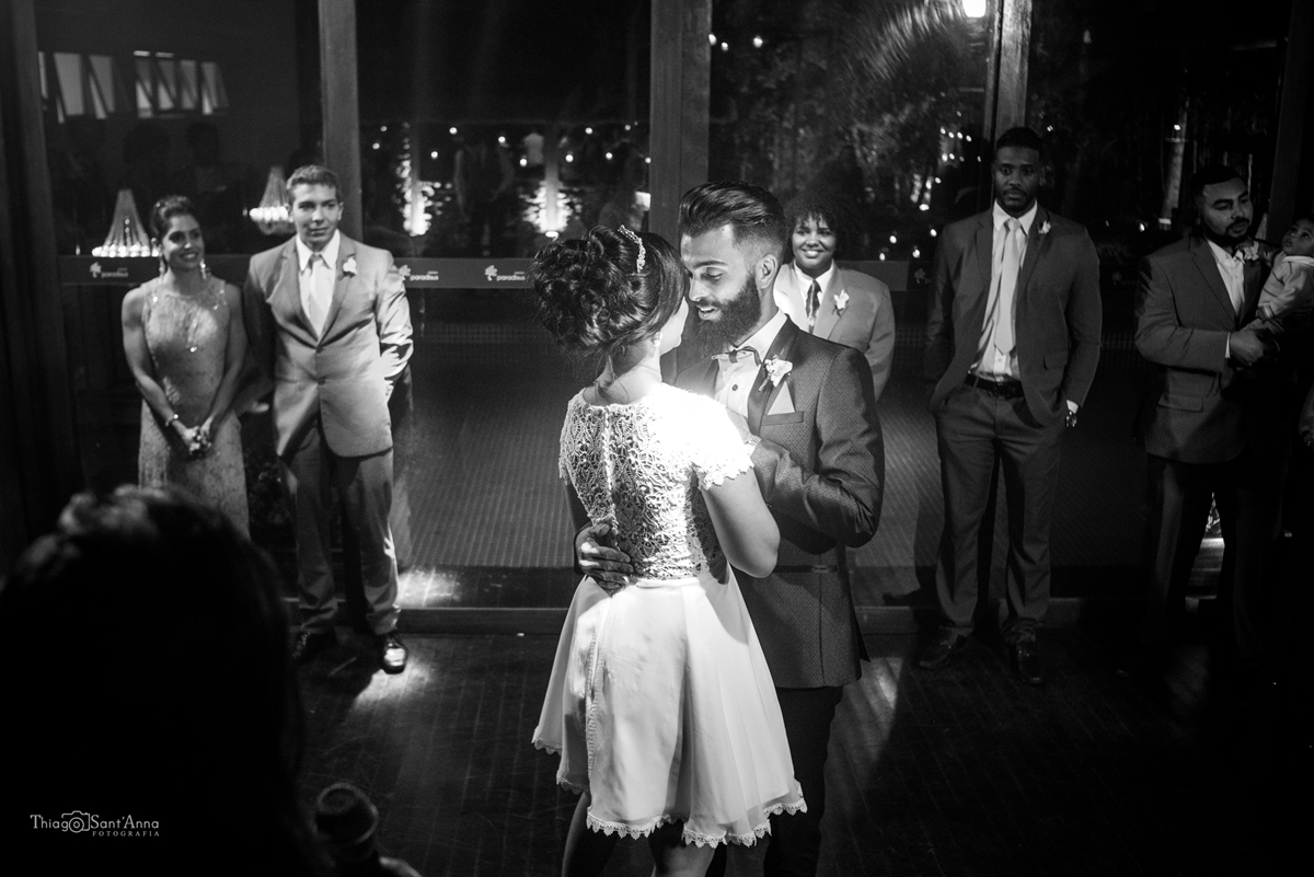 Fotografia em preto e branco da Primeira dança dos noivos 