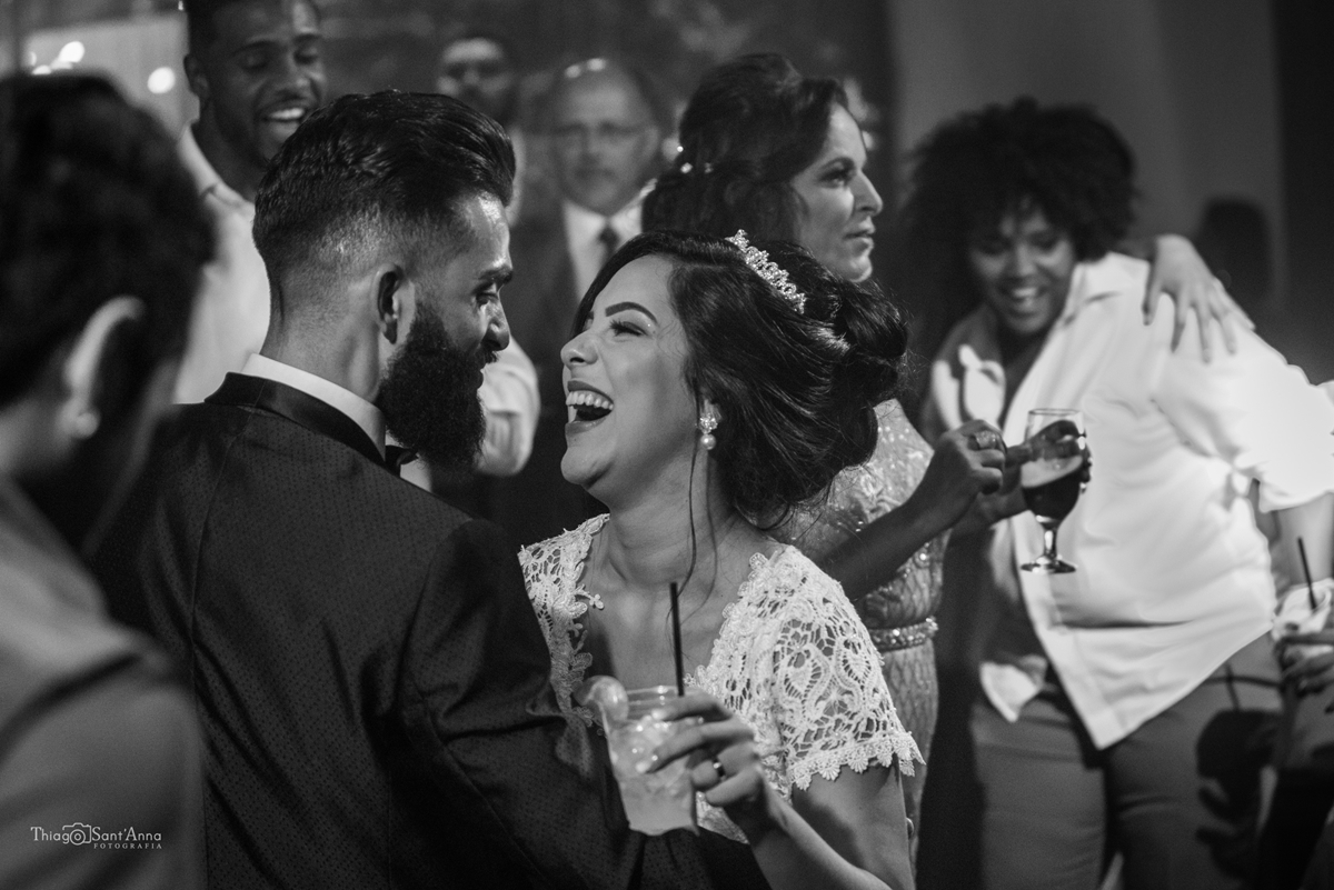 Noivos curtindo seu casamento em pista de dança