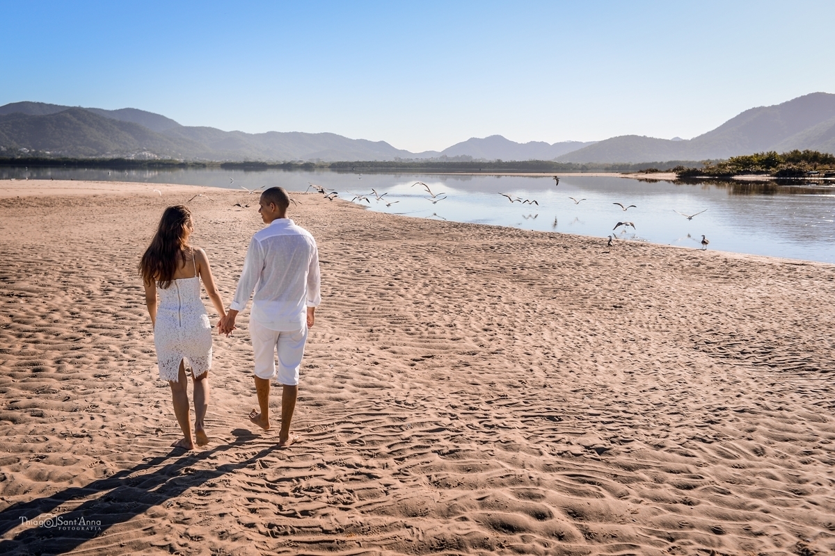 Casal caminando na praia