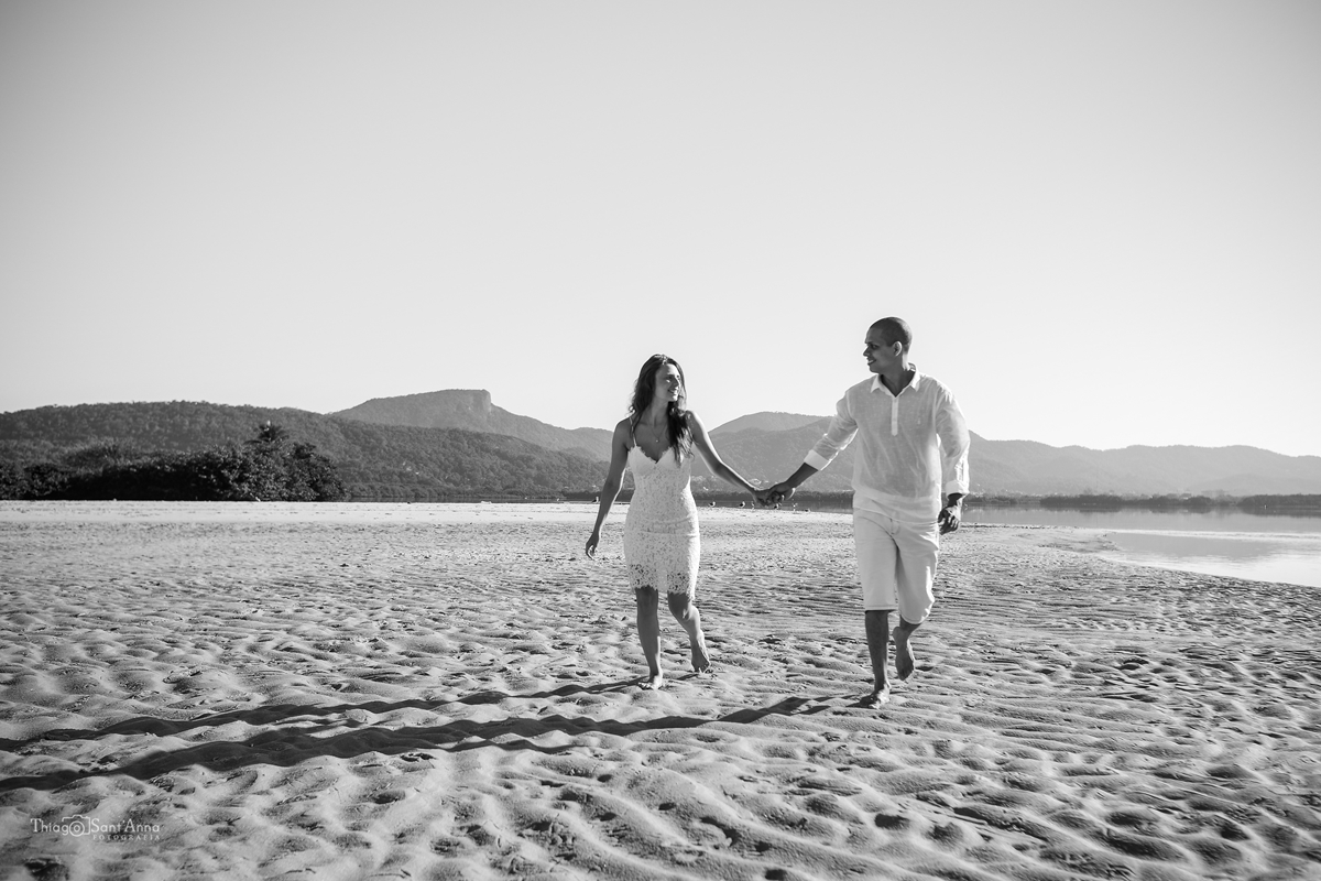 Fotografia em preto e branco ensaio pré casamento na praia
