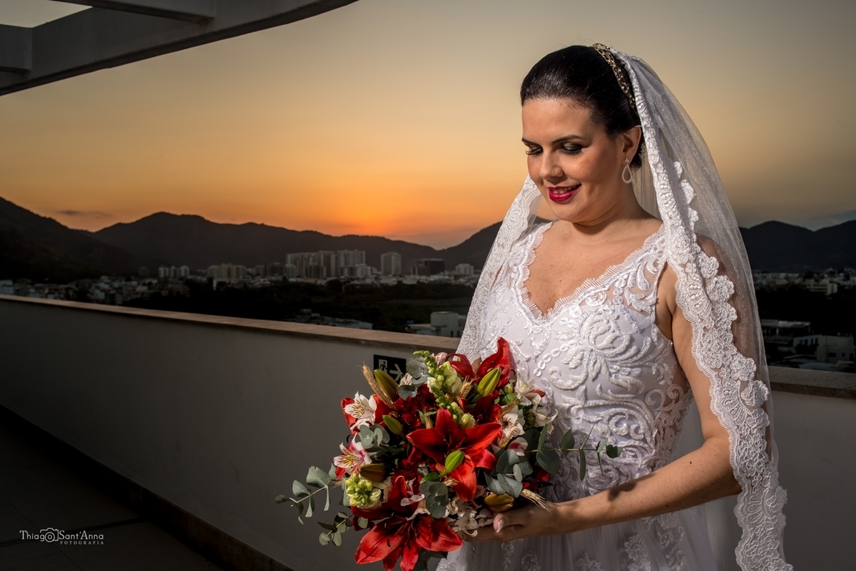 Noiva de mantilha e Buquê Assimétrico Vermelho