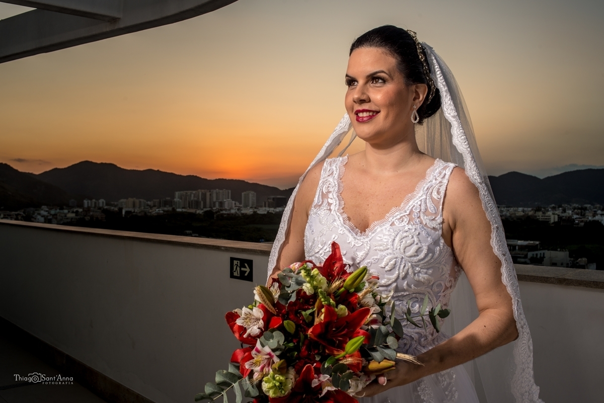 Noiva de mantilha e Buquê Assimétrico Vermelho