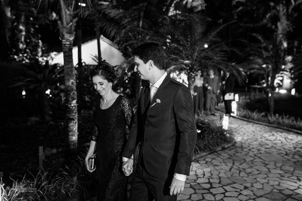Fotografia em preto e branco do noivo entrando com a mãe 