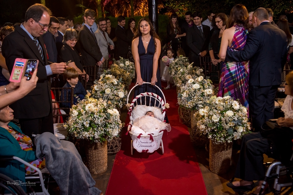 bebê no carrinho entra no casamento