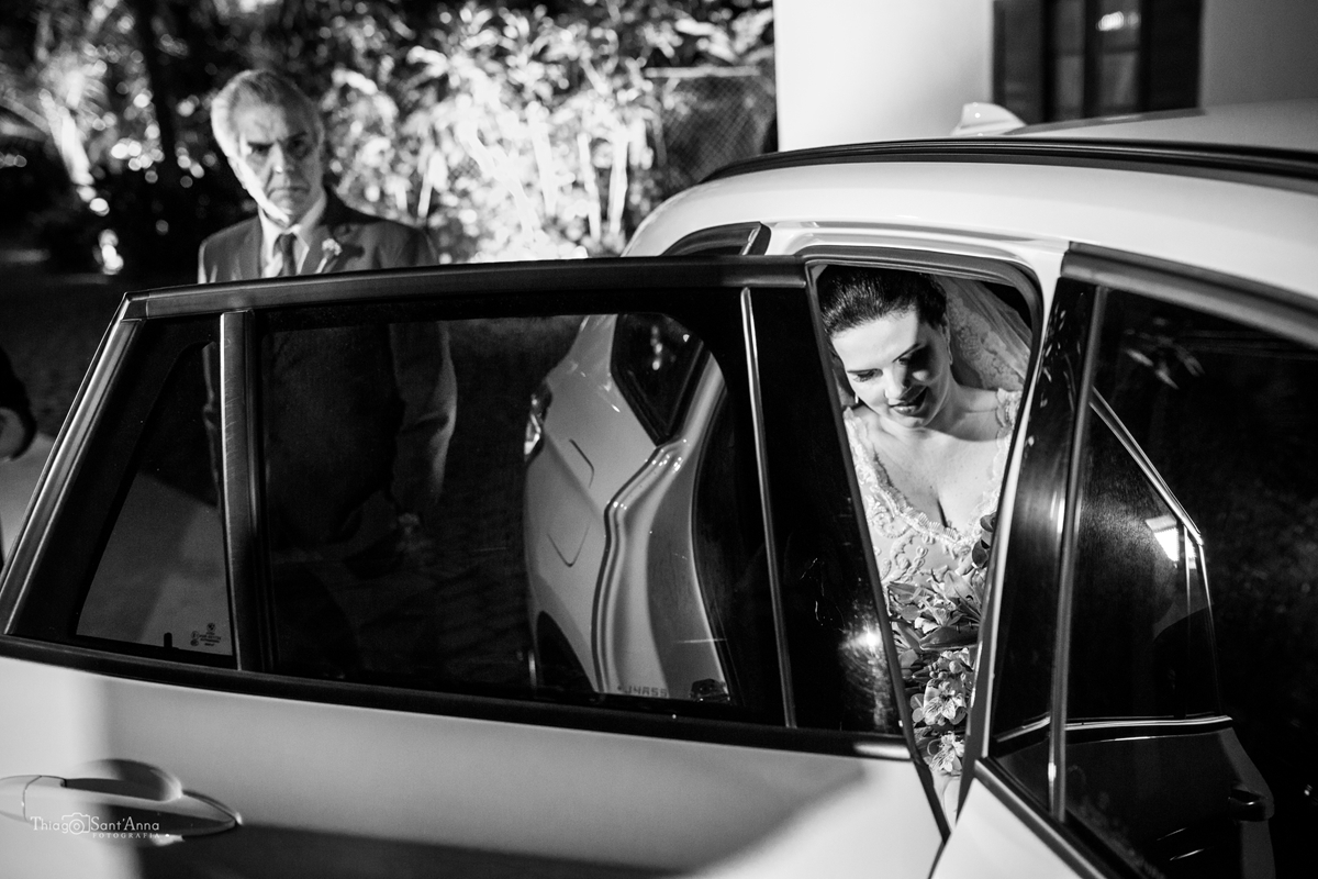 Fotografia da noiva saindo do carro em preto e branco