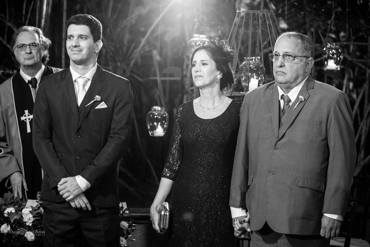 Noivo ao lado dos pais esperando a entrada da noiva