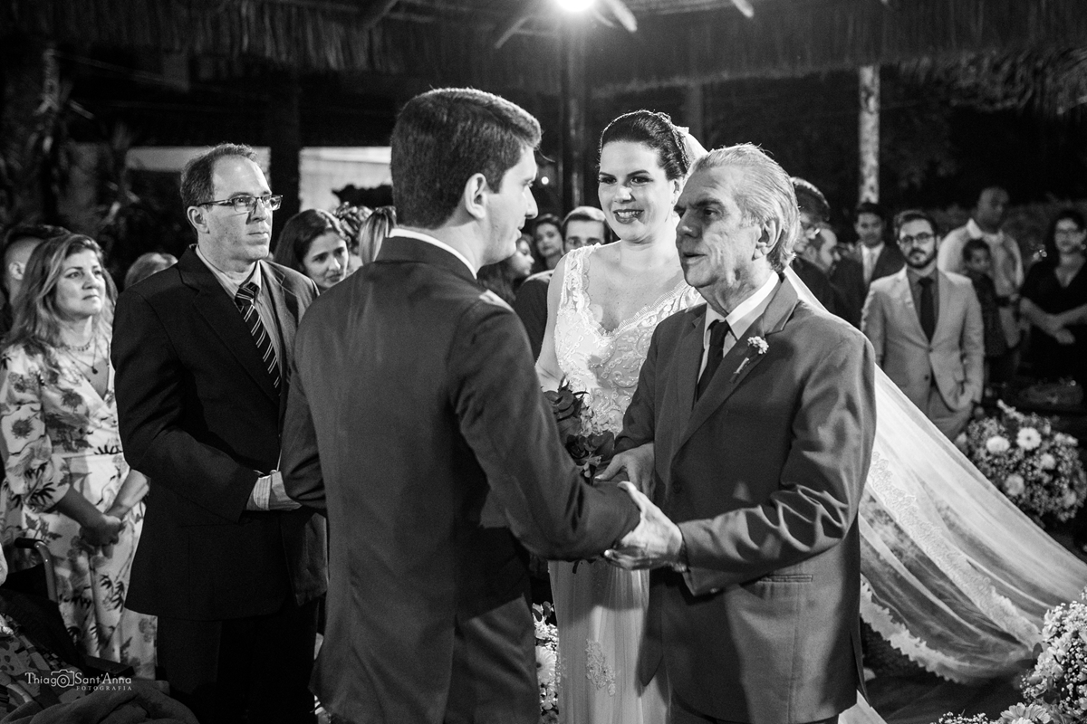 Pai cumprimenta o noivo antes de entregar a filha