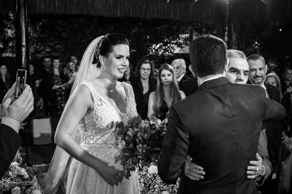 Pai cumprimentando o noivo antes de entregar a filha