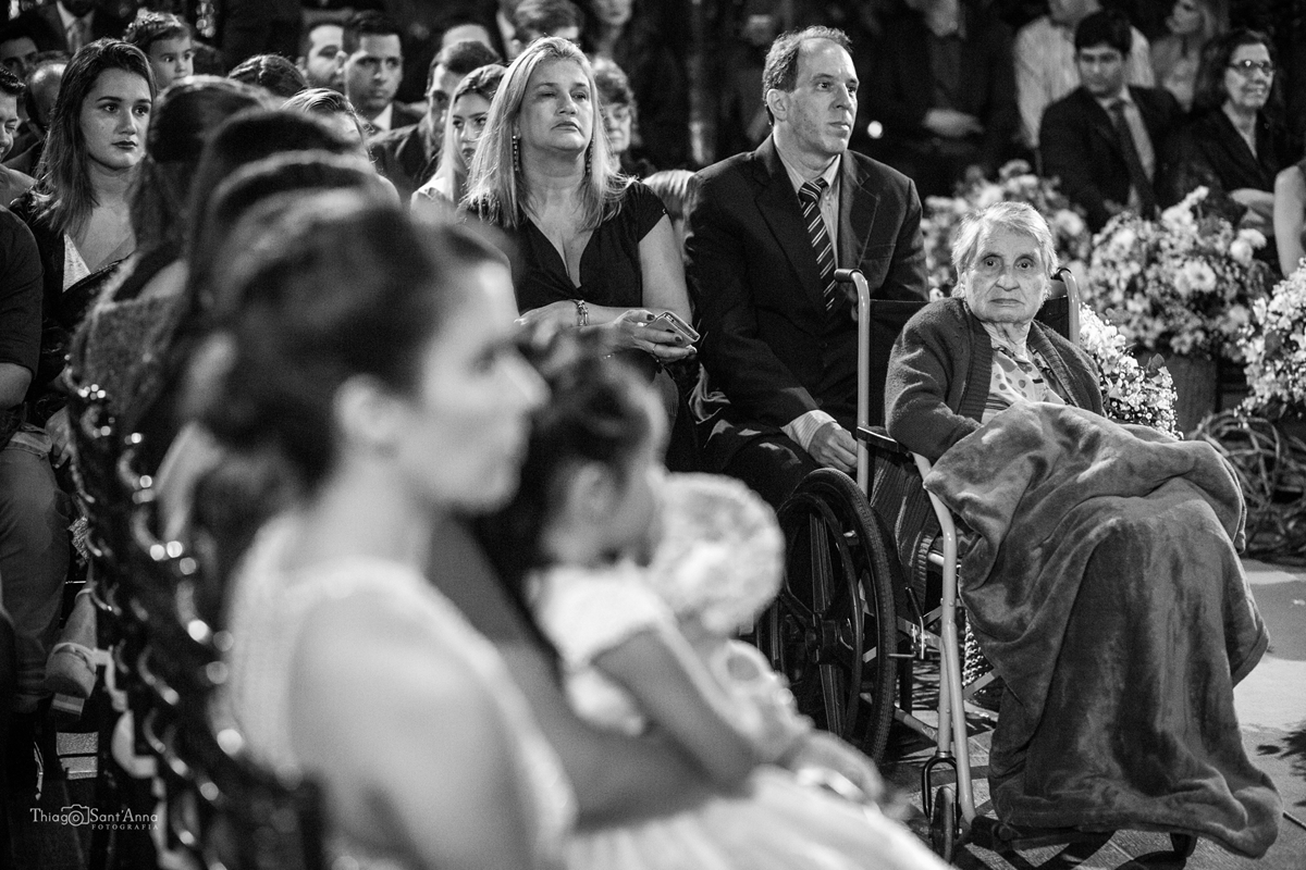 Os convidados do casamento assistindo a cerimônia