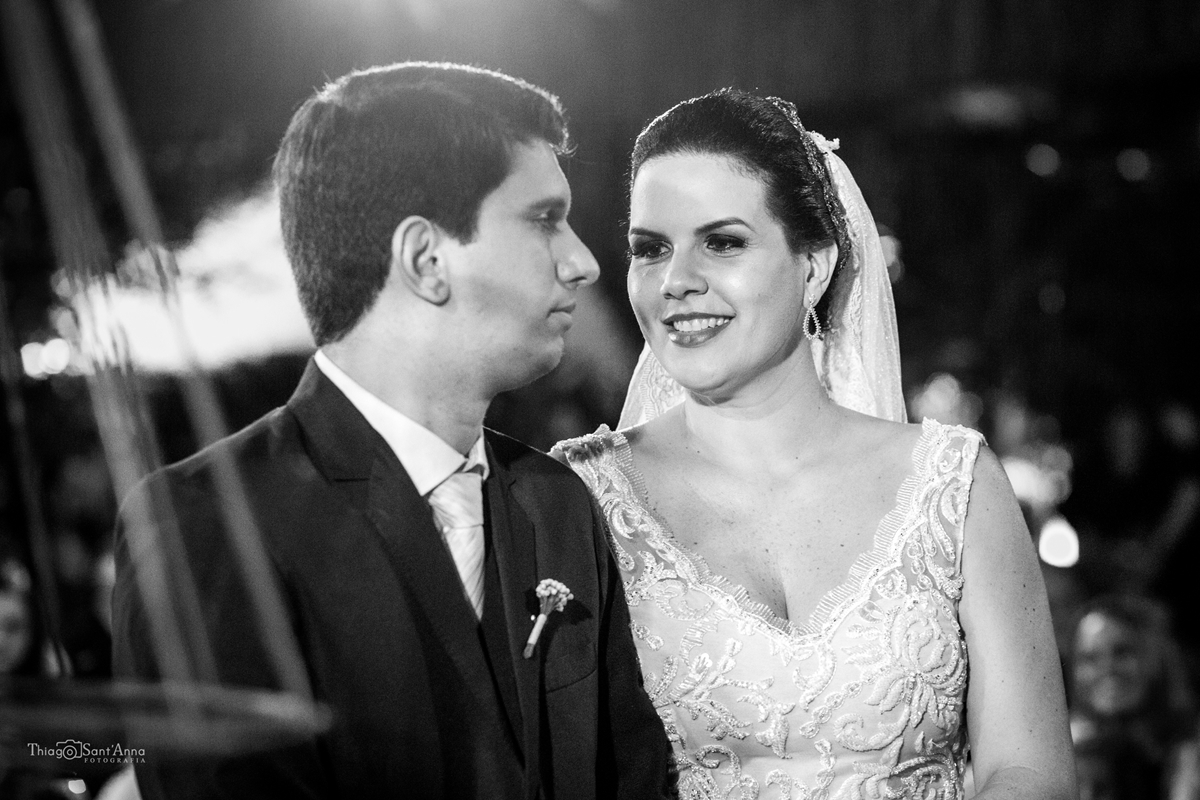 Fotografia em preto e branco dos noivos em cerimônia de casamento