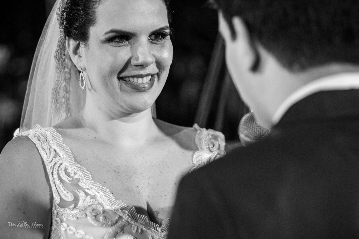 Noiva sorrindo para o noivo Fotografia em preto e branco 